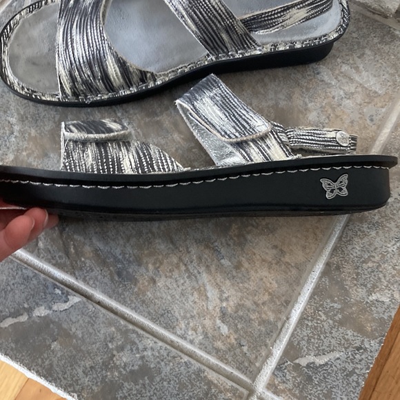 Like New! Alegria Vienna Grey Silver Cream Velcro Sandals 10/40 - Picture 4 of 11
